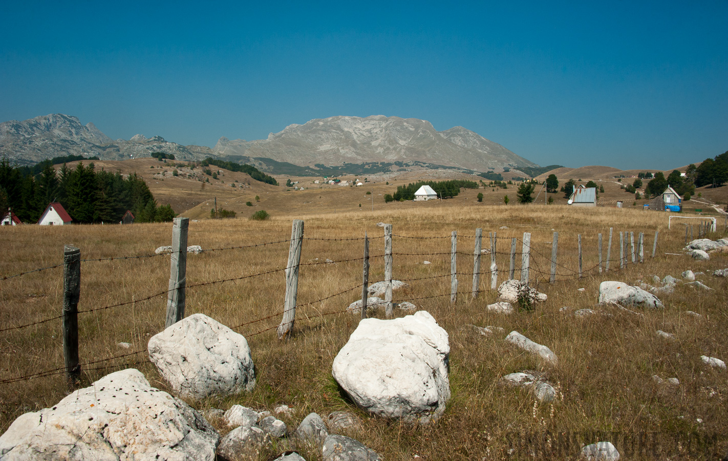 Montenegro - In the region of the Durmitor massif [28 mm, 1/250 sec at f / 14, ISO 400]